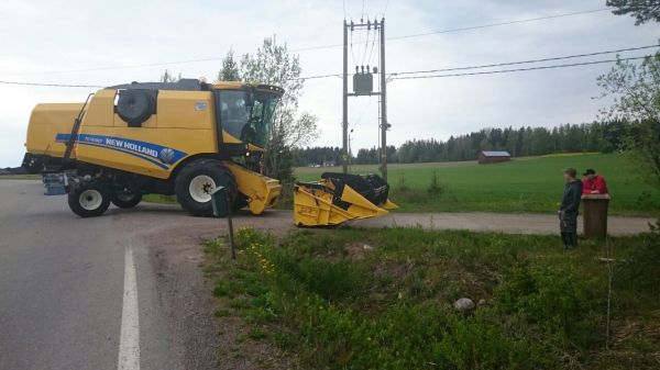 New Holland TC 4.90
Uusi puimuri saapumassa pihaan
Avainsanat: New Holland TC