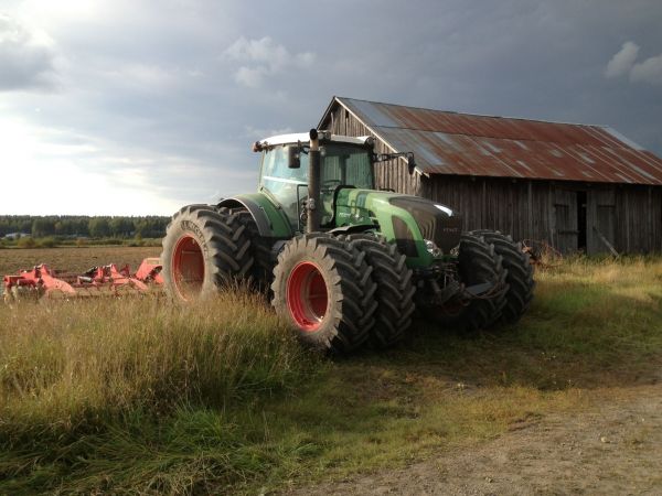 fendt 936 vario ja vädestadin lautasmuokkain
viime syksyn muokkauksia.
Avainsanat: fendt 936 vario väderstad carrier