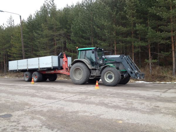 Valtra t151 ja bigab vaihtolavakärry alumiinilavalla.
peräylitystä ainaki 1.5 metriä :D
Avainsanat: Valtra BIGAB vaihtolava kärry alumiinilava t151