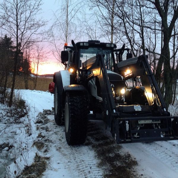 Valtralla pikkuse kolailemassa.
Vaihtu toi vanha t-sarjalaine tämmösee N163d valtraa kuukaus takaperi.
Ja huomenna hiekoittamaan.
Avainsanat: Valtra n 163 n163 direct yrjötenkanen yrjö tenkanen