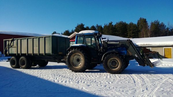 Valtra Valmet 8550
Rehun haussa.
Avainsanat: Valtra Valmet