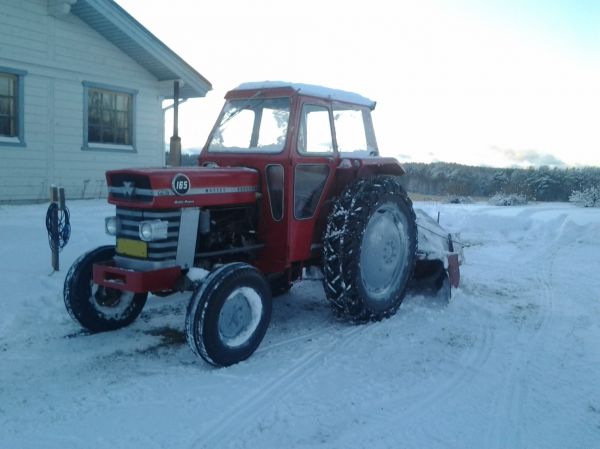 Massey valmiina lumen tuloon
Otinpa kuvan, ku ekaa kertaa sai linkoo pyöräyttää. 
Avainsanat: 165s