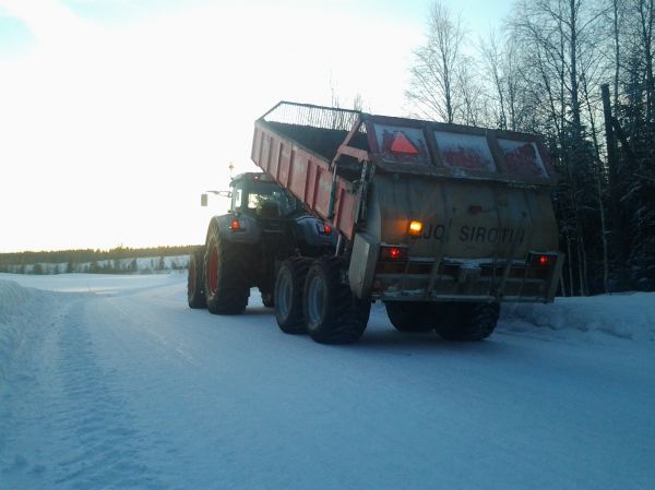 Hiekotusta
Fendt 933 ja junkkari hiekottelu reissulla
Avainsanat: fendt junkkari