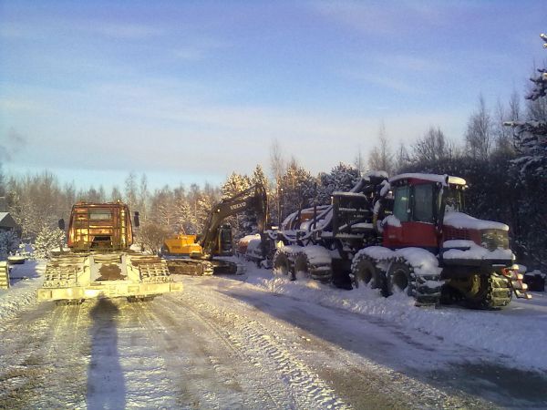 Isomman luokan valmetti
Kannonnosto kalustoa. 
