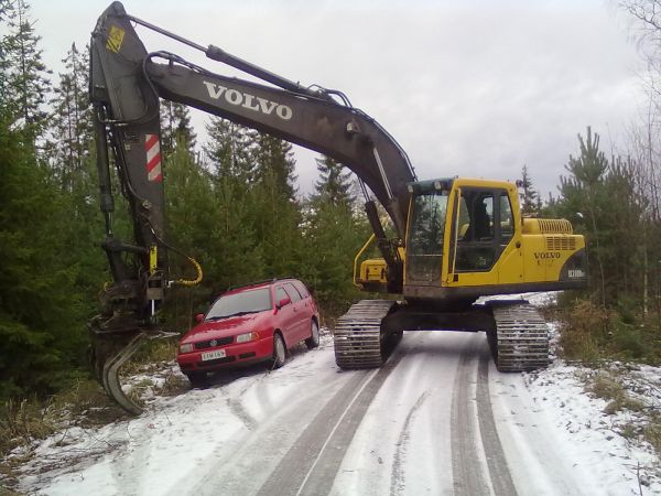 Volvo 210 ja ex polonen
Kantojen nostoa kuhmoisten suunnilla.
