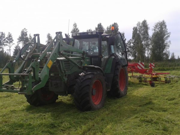 Karhotusta
Toisen sadon karhotusta. 
Avainsanat: Fendt 512C Pöttinger 801A