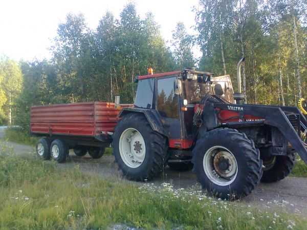 Valmetti 915
Valtra 915 ja Velsa. Polttopuukuorman vienniltä tulossa.
Avainsanat: Valtra 915