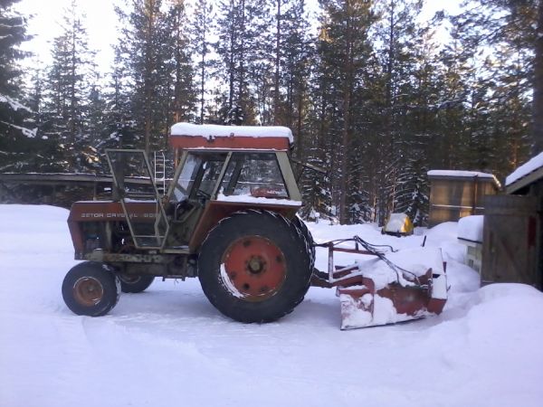 Zetor 8011
Zetor 8011 ja Lumi-Runni.
Avainsanat: 8011