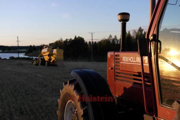 Tunnelmakuvia 2013
Ilta tulee ja hommat jatkuu
Avainsanat: new holland fiat puinti