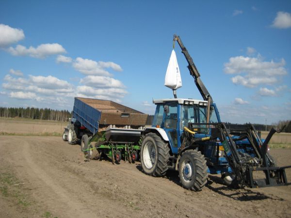 Perunan kylvökoneen täyttöä
Ford 6410 ja juko ekengårds kylvökone, perunakuorman edessä Ford 6600 ja nosturi kärryn edessä Fordson super major
