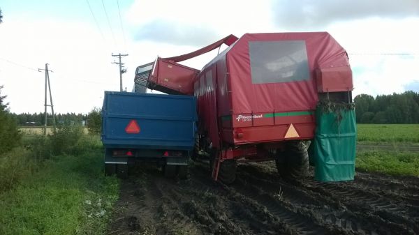 Sadonkorjuun aloittelu.
kverneland underhaug 5300 ja perävaunu. Hiukan märkääkin oli.
