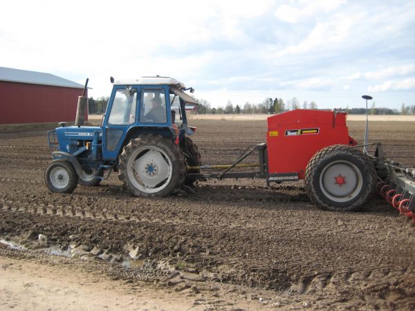 Jurtin kylvöä
Ford 6600 ja tume beetmaster 12 rivinen kylvökone
