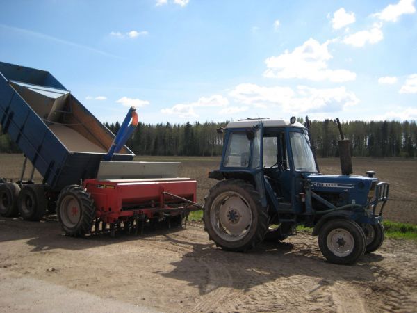 Viljan kylvinkoneen täyttöä
Ford 6600 ja tume sekä kärrin edessä Ford 6410
