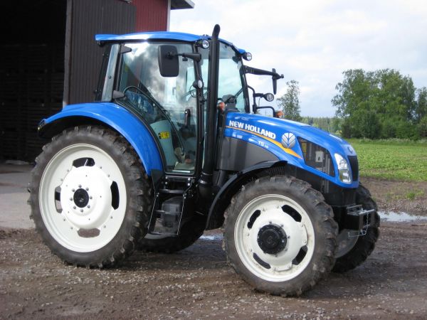 New holland T5.115
Pari tuntia koneen saapumisen jälkeen jo rivirenkaat paikoillaan
