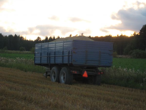 Viljakuorma
Viimeinen Kaura kuorma pellolla
