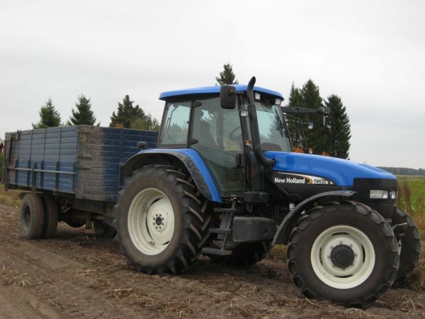 Välivarastoon siirto kalusto
New holland TM120 ja itse tehty perävaunu 12 kuutiota, millä siirretään perunat välivarastoon.
