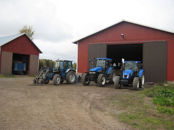 Sinistä voimaa rivissä.
Ford 6410ja mplift 255 vm. -91, TM 120 vm. -04 ja talon uusin traktori T5.115 vm. -13.
