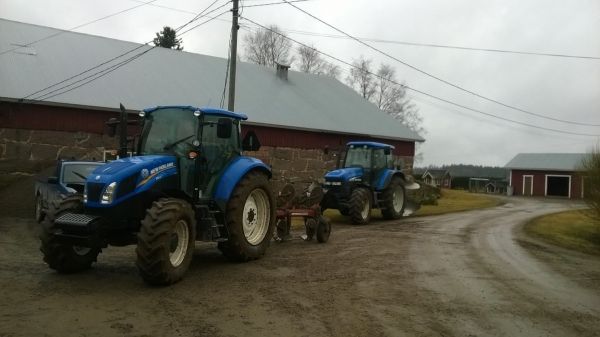 Kahvi tauko
NH T5.115 kvernelandit ja NH TM120 agroluxien kanssa. 
