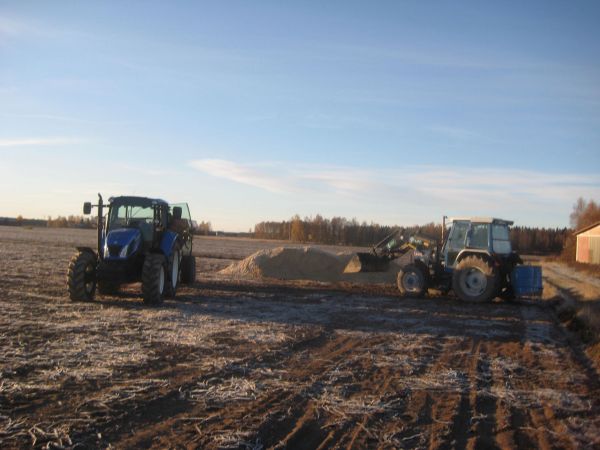 Juurikas tehtaan kalkkia levittämässä.
T5.115 ja belarus kalkkivaunu sekä Ford 6410 ja mp-lift 255.
