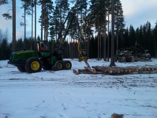 Ei löytyny moottorisahaa, otettiin sitten moto :D
Ei tosiaan löytyny moottorisahaa ja aateltii että ku pihassa kerta on koneita niin eikös siitä vois ottaa yhen :D. Tehtiin taitaja kisan semifinaaliin pöllejä ja rataa.
Avainsanat: JD 1170E AO John Deere Taitaja 2013 Semi Finaali Pölli