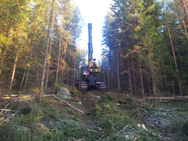 Mukava ensimmäinen työmaa koulussa
Ekaa kertaa moton puikoissa koulussa ja samantien rinteeseen. 
Avainsanat: JD 1170E John Deere Rinne H414