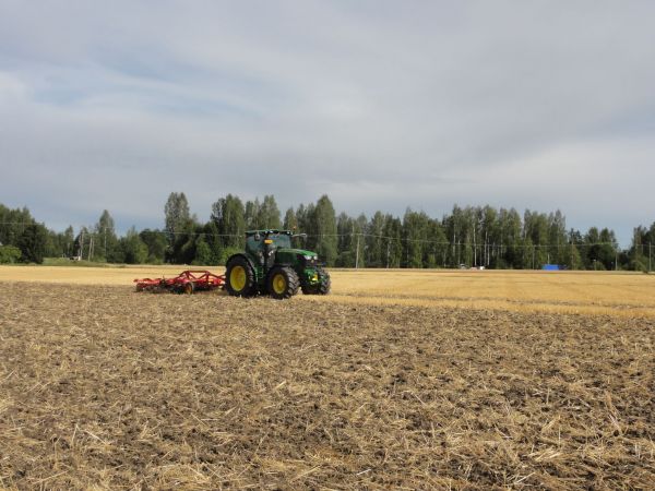 John Deere 6210R ja Väderstad Cultus 350
Avainsanat: Muokkaus näytös