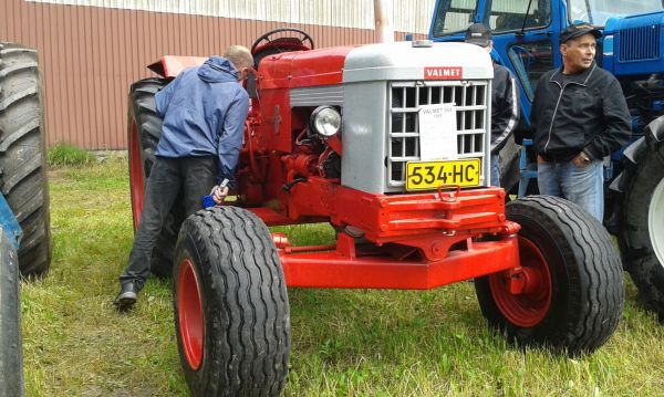 Valmet 864
Mäkilän Traktorimuseon Ol Hollil-tapahtumassa 11.7.2015.
Avainsanat: Valmet Somero