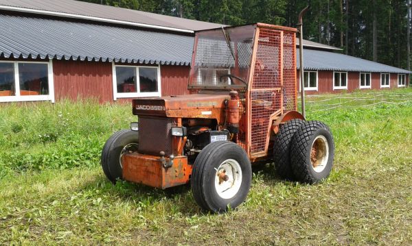 Jacobsen Turf Tractor G10
Mäkilän Traktorimuseon Ol Hollil-tapahtumassa 11.7.2015.
Avainsanat: Jacobsen Somero