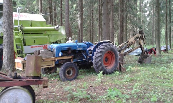 Fordson Major& Hydromaster
Mäkilän traktorimuseon Ol Hollil-tapahtumassa 11.7.2015.
Avainsanat: Fordson Hydromaster