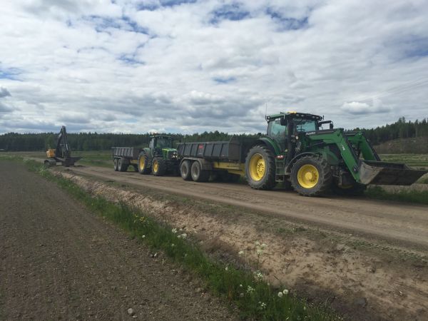 volvo ja JD :t
pientä ojankaivuu operaatiota
Avainsanat: volvo ec jd john deere tempo