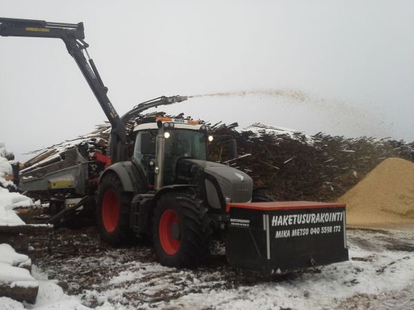 FENDT 936+MUS-MAX 9XL
haketusta miehikkälän lämmön pihassa viikko sitten. keulassa "keikka kauha" jossa 450l löpöä,öljyt,rasvat,työkalut ja hondan genu. 
Avainsanat: fendt hakkuri haketus haketin mus-max kesla 600t 936 black beauty