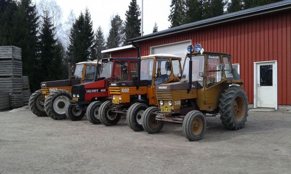 Valmetit rivissä
Valmet 903 vm80, Valmet 405 vm89, Valmet 602 vm81 ja Valmet 502e vm 76
