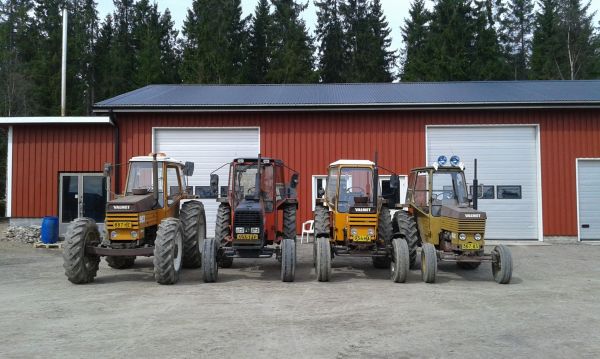 Valmetit rivissä
Valmet 903 vm80, Valmet 405 vm89, Valmet vm81 ja Valmet 502e vm 76
