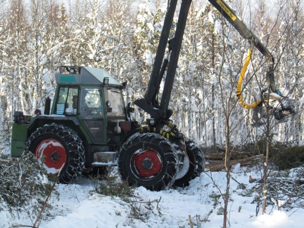 Todellinen isäntälinjan moto
Meikäläisen "moottorisaha" Peltoraiviolta talvella 2013
