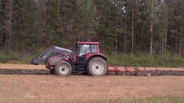 Ensimmäiset syyskynnöt 2014
Valtra 130 ja Kverneland 4-siipiset
