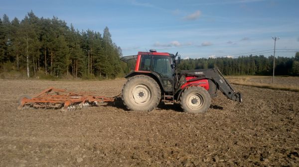 Äestyksiä 2014
Valtra 6800 ja Esa SV4800
