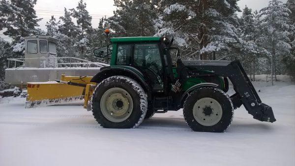 Aurauskaluston päivitys, Valtra 6800 vaihtus tähän Valtra n121
Valtra n121 ja Hese 3000
Avainsanat: lumi lautta