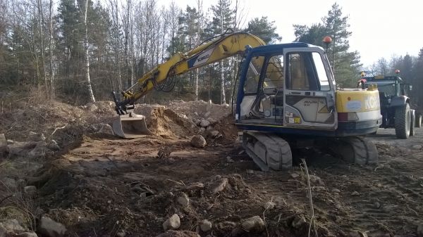 parkkipaikan laajennusta.
Kobelco sk60 ja Valtra n121 takana
Avainsanat: kobelco valtra täytemaa tasoitus