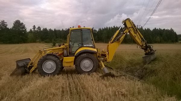 Tierummun tekoa
Komatsu WB 150 AWS
Avainsanat: komatsu pyörittäjä tierumpu