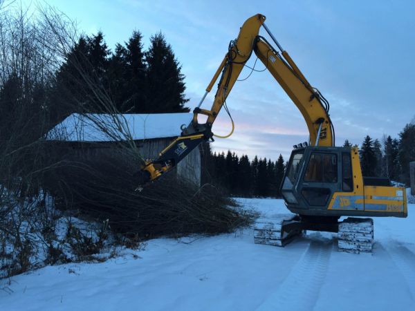 Energiapuun korjuuta
TMK-energiakouralla ja JCB JS130 telakaivinkoneella pellonreunojen siivoamista.
