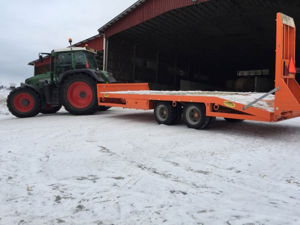 Fendt 718 vario tms ja Predator Champion 16tn lavetti
Tuttavan lavetti lainassa kaivurin siirtelyä varten.
