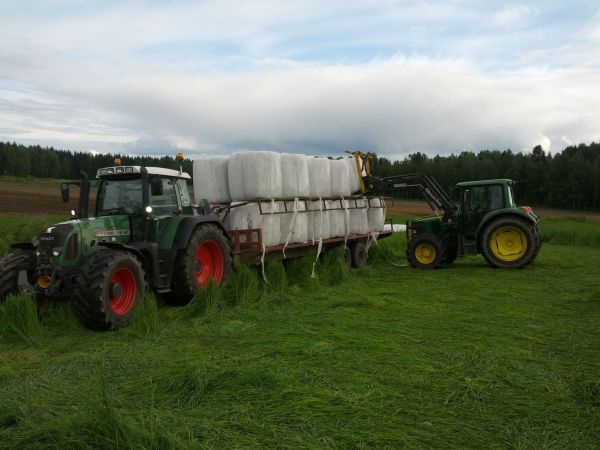 Naapurilta paalien ajoa
Fendt 718 Vario TMS ja John Deere 6320
