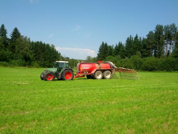 Kolmannen sadon lannoitusta
Fendt 718 Vario TMS ja Livakan 14m3 vaunu pomon 12m letkuilla ja harsön jakajalla.
