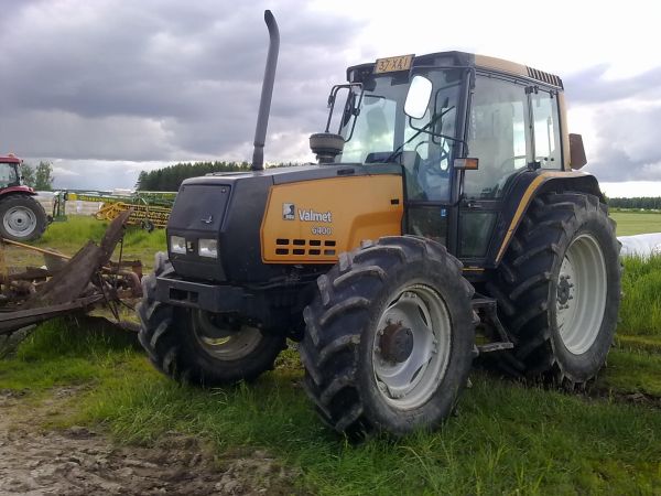 Valmet 6400.
Kuustonnari ja Krone. Tuolla niittivät pienimmät alueet, minne ei Casella sopinu.
