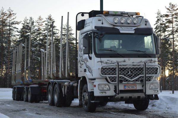 Paappasen MB Actros
L. Paappanen Ky:n MB Actros 3360 puuauto 
Avainsanat: Paappanen MB Actros puuauto