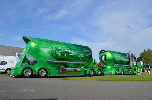 Highway hero
Kuljetus Auvisen MB Actros Highway hero power truck show"ssa vuonna 2015
Avainsanat: Auvinen Highwayhero MB Actros
