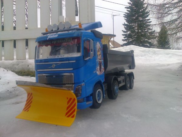 Volvo fh16 750 
Volvossa vähän uudempaa näköä valorauta,tuuliohjain,aura ja vanteet tullut.
