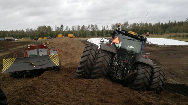 Valtra T171 aumaus hommissa3
Avainsanat: leivinneva valtra