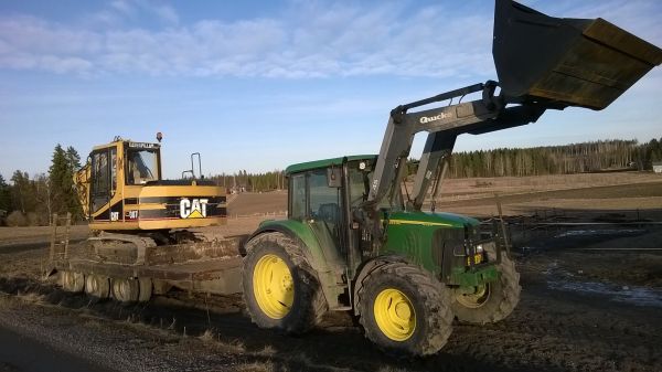 Lavetin testausta
JD 6320 SE ja omavalmsitelavetilla Cat 307 
Avainsanat: JD 6320 SE lavetti Cat 307