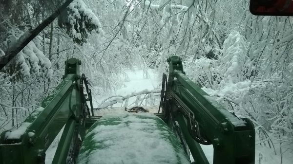 Joo kyl siel tie menee..
Metsätien aurausta 6630:llä
Avainsanat: 6630 metsätie